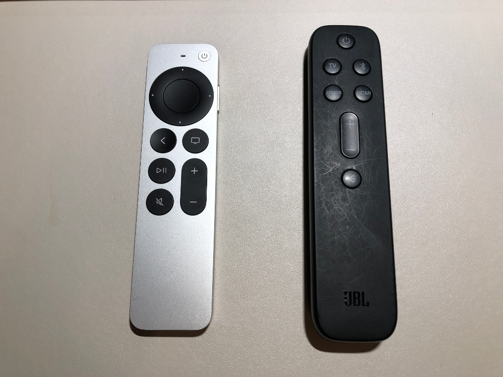 【写真】Apple TV 4Kと JBL BAR 5.0 MULTIBEAM のリモコン